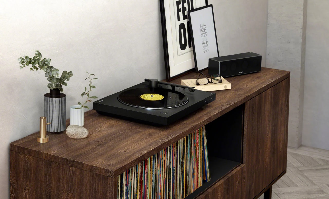 Turntable with BLUETOOTH® connectivity